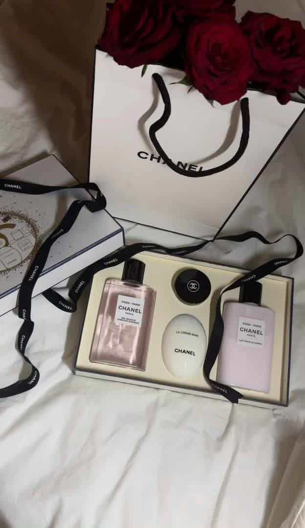 Coffret chanel 

 ✅Gel douche 
✅Lait de corps 
✅Crème main ✋ 
✅Poudre parfumée