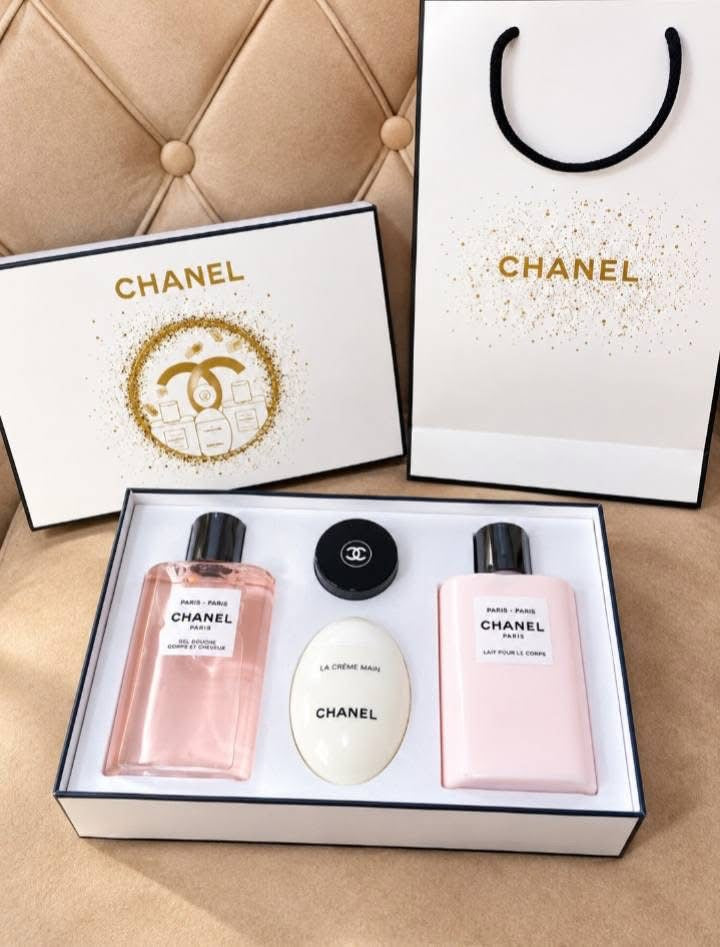 Coffret chanel 

 ✅Gel douche 
✅Lait de corps 
✅Crème main ✋ 
✅Poudre parfumée